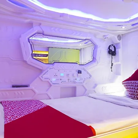 Super Oyo 91328 Fiducia Capsule Hotel